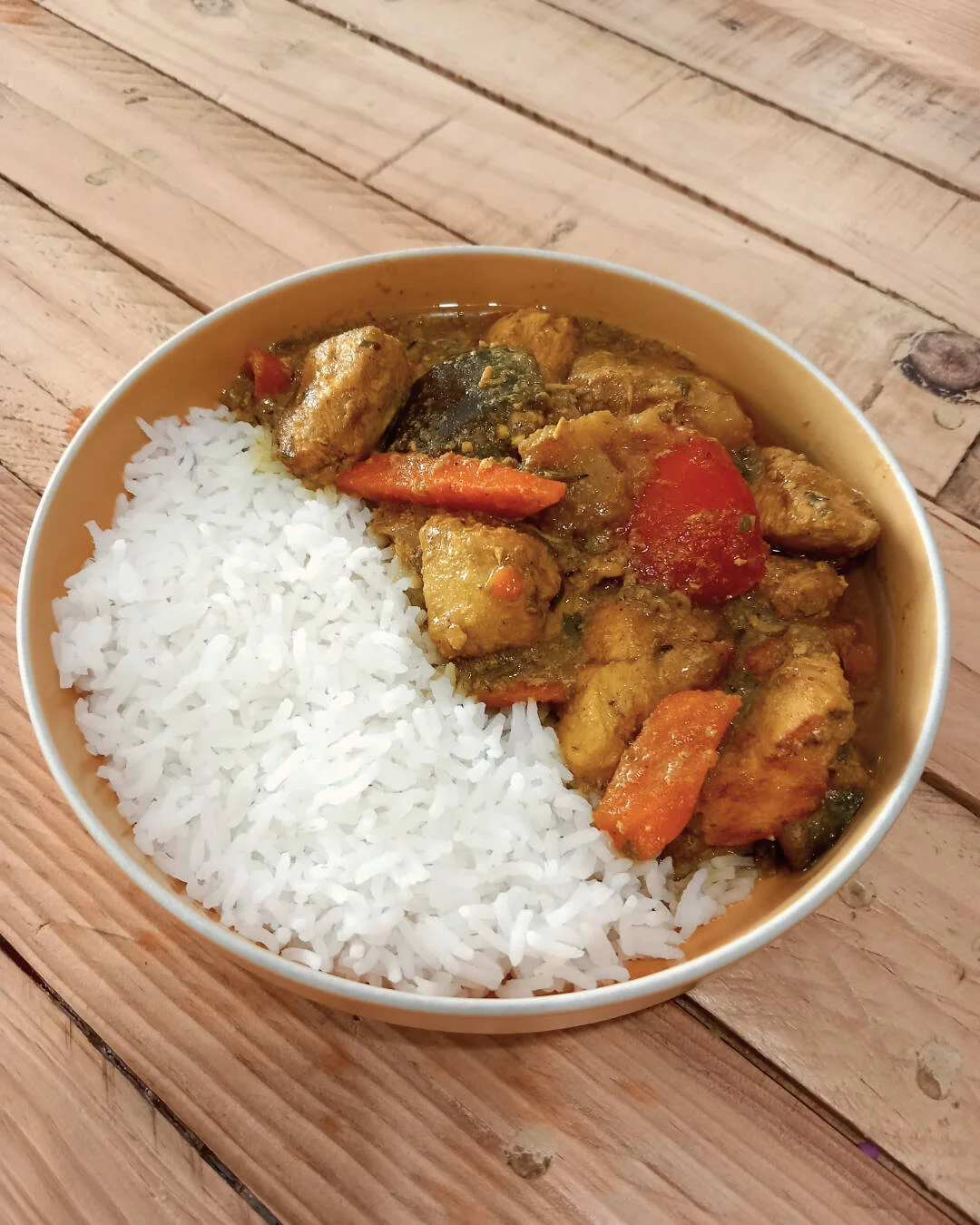 Colombo de poulet antillais, riz blanc et bananes plantains